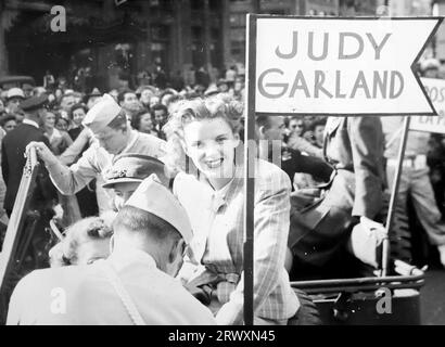 Défilé à Boston à l'aide des obligations de guerre : Judy Garland dans l'un des véhicules de défilé. Photographie rare : tirée d'une collection compilée par un militaire britannique inconnu couvrant la démonstration composite n° 1, batterie AA, tournée des Etats-Unis, à partir du 11 juillet 1943. Il s'agit d'une parmi plus d'une centaine d'images de la collection qui étaient en moyenne autour de 4x3 pouces. Banque D'Images