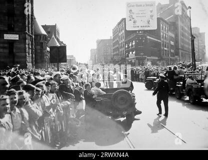 Défilé à Boston au secours des obligations de guerre : rues bondées. Photographie rare : tirée d'une collection compilée par un militaire britannique inconnu couvrant la démonstration composite n° 1, batterie AA, tournée des Etats-Unis, à partir du 11 juillet 1943. Il s'agit d'une parmi plus d'une centaine d'images de la collection qui étaient en moyenne autour de 4x3 pouces. Banque D'Images