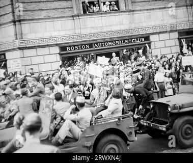 Défilé à Boston à l'aide des obligations de guerre : Kathryn Grayson sur l'un des véhicules qui passe devant le Boston automobile Club. Photographie rare : tirée d'une collection compilée par un militaire britannique inconnu couvrant la démonstration composite n° 1, batterie AA, tournée des Etats-Unis, à partir du 11 juillet 1943. Il s'agit d'une parmi plus d'une centaine d'images de la collection qui étaient en moyenne autour de 4x3 pouces. Banque D'Images