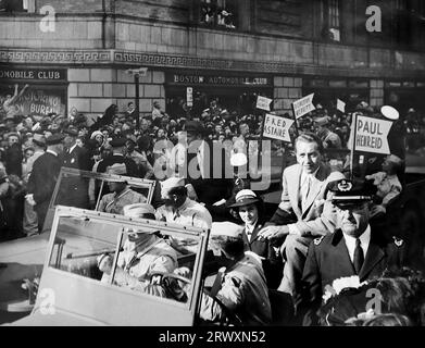 Défilé à Boston à l'aide des obligations de guerre : Paul Henreid, Fred Astaire et d'autres dans les voitures de défilé. Photographie rare : tirée d'une collection compilée par un militaire britannique inconnu couvrant la démonstration composite n° 1, batterie AA, tournée des Etats-Unis, à partir du 11 juillet 1943. Il s'agit d'une parmi plus d'une centaine d'images de la collection qui étaient en moyenne autour de 4x3 pouces. Banque D'Images