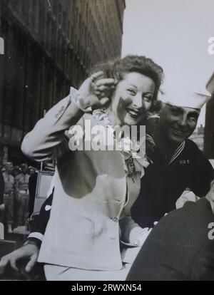 Défilé à Boston à l'aide des obligations de guerre : Greer Garson dans l'un des véhicules du défilé. Photographie rare : tirée d'une collection compilée par un militaire britannique inconnu couvrant la démonstration composite n° 1, batterie AA, tournée des Etats-Unis, à partir du 11 juillet 1943. Il s'agit d'une parmi plus d'une centaine d'images de la collection qui étaient en moyenne autour de 4x3 pouces. Banque D'Images