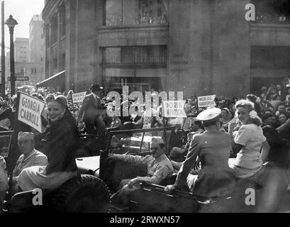 Défilé à Boston à l'aide des obligations de guerre : Doris Merrick, Muriel Goodspeed et Georgia Carroll dans les véhicules de défilé. Photographie rare : tirée d'une collection compilée par un militaire britannique inconnu couvrant la démonstration composite n° 1, batterie AA, tournée des Etats-Unis, à partir du 11 juillet 1943. Il s'agit d'une parmi plus d'une centaine d'images de la collection qui étaient en moyenne autour de 4x3 pouces. Banque D'Images