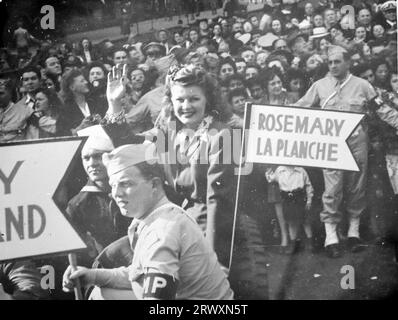 Défilé à Boston à l'aide des obligations de guerre : Rosemary la planche agitant depuis l'un des véhicules du défilé. Photographie rare : tirée d'une collection compilée par un militaire britannique inconnu couvrant la démonstration composite n° 1, batterie AA, tournée des Etats-Unis, à partir du 11 juillet 1943. Il s'agit d'une parmi plus d'une centaine d'images de la collection qui étaient en moyenne autour de 4x3 pouces. Banque D'Images