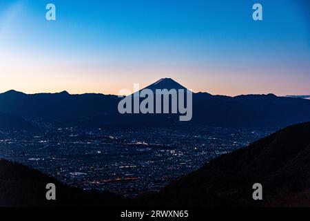 Fuji et Yamanashi City à l'aube Banque D'Images