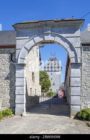 Ferme porte et donjon du Château de Jemeppe du 13e siècle / Château d'Hargimont à Hargimont près de Marche-en-Famenne, Luxembourg, Ardennes belges, Belgique Banque D'Images
