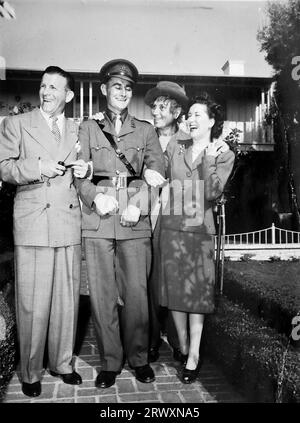 Un officier avec un des frères Marx et d'autres, Hollywood. Photographie rare : tirée d'une collection compilée par un militaire britannique inconnu couvrant la démonstration composite n° 1, batterie AA, tournée des Etats-Unis, à partir du 11 juillet 1943. Il s'agit d'une parmi plus d'une centaine d'images de la collection qui étaient en moyenne autour de 4x3 pouces. Banque D'Images