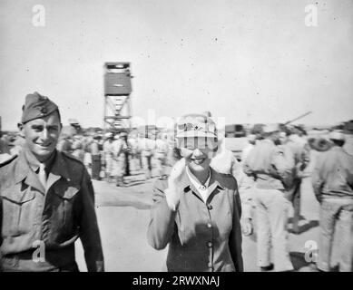 Gertrude Lawrence arrivant pour donner un spectacle, emplacement incertain, peut-être Santa Monica. Photographie rare : tirée d'une collection compilée par un militaire britannique inconnu couvrant la démonstration composite n° 1, batterie AA, tournée des Etats-Unis, à partir du 11 juillet 1943. Il s'agit d'une parmi plus d'une centaine d'images de la collection qui étaient en moyenne autour de 4x3 pouces. Banque D'Images