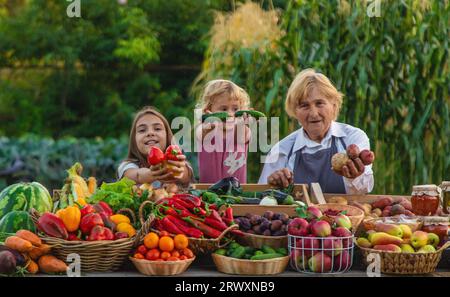 Grand-mère et petite-fille vendent des légumes et des fruits au marché fermier. Mise au point sélective. alimentation. Banque D'Images