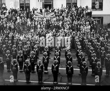 Un défilé, peut-être au Texas USA, avec un Union Jack. Photographie rare : tirée d'une collection compilée par un militaire britannique inconnu couvrant la démonstration composite n° 1, batterie AA, tournée des Etats-Unis, à partir du 11 juillet 1943. Il s'agit d'une parmi plus d'une centaine d'images de la collection qui étaient en moyenne autour de 4x3 pouces. Banque D'Images