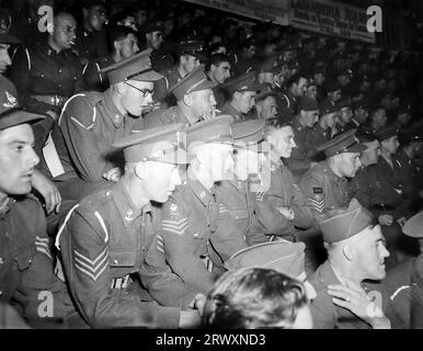 Dans la foule à un combat de taureaux au Mexique. Photographie rare : tirée d'une collection compilée par un militaire britannique inconnu couvrant la démonstration composite n° 1, batterie AA, tournée des Etats-Unis, à partir du 11 juillet 1943. Il s'agit d'une parmi plus d'une centaine d'images de la collection qui étaient en moyenne autour de 4x3 pouces. Banque D'Images
