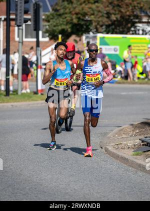 Sir Mo Farrah dans sa dernière course compétitive a terminé quatrième et Efrem Gidey cinquième à la Great North Run 2023 Banque D'Images