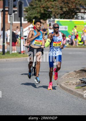 Sir Mo Farrah dans sa dernière course compétitive a terminé quatrième et Efrem Gidey cinquième à la Great North Run 2023 Banque D'Images