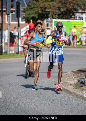 Sir Mo Farrah dans sa dernière course compétitive a terminé quatrième et Efrem Gidey cinquième à la Great North Run 2023 Banque D'Images