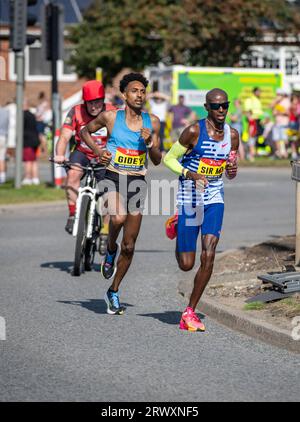 Sir Mo Farrah dans sa dernière course compétitive a terminé quatrième et Efrem Gidey cinquième à la Great North Run 2023 Banque D'Images