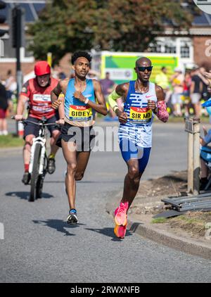 Sir Mo Farrah dans sa dernière course compétitive a terminé quatrième et Efrem Gidey cinquième à la Great North Run 2023 Banque D'Images