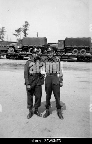 Deux soldats avec des véhicules de l'armée en arrière-plan, Texas. Photographie rare : tirée d'une collection compilée par un militaire britannique inconnu couvrant la démonstration composite n° 1, batterie AA, tournée des Etats-Unis, à partir du 11 juillet 1943. Il s'agit d'une parmi plus d'une centaine d'images de la collection qui étaient en moyenne autour de 4x3 pouces. Banque D'Images