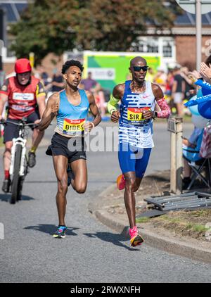 Sir Mo Farrah dans sa dernière course compétitive a terminé quatrième et Efrem Gidey cinquième à la Great North Run 2023 Banque D'Images