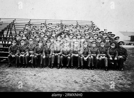 Une photo de groupe, très probablement prise au Camp Davis. Photographie rare : tirée d'une collection compilée par un militaire britannique inconnu couvrant la démonstration composite n° 1, batterie AA, tournée des Etats-Unis, à partir du 11 juillet 1943. Il s'agit d'une parmi plus d'une centaine d'images de la collection qui étaient en moyenne autour de 4x3 pouces. Banque D'Images