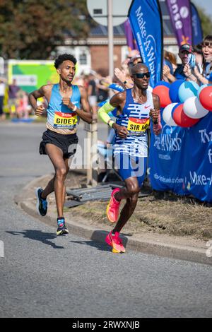 Sir Mo Farrah dans sa dernière course compétitive a terminé quatrième et Efrem Gidey cinquième à la Great North Run 2023 Banque D'Images