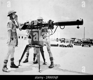 Démonstration d'un canon antiaérien avec un équipage de trois personnes. Rare photographie provenant d'une collection compilée par un militaire britannique inconnu couvrant la démonstration composite n°1, batterie AA, tournée des Etats-Unis, du 11 juillet 1943. Il s'agit d'une parmi plus d'une centaine d'images de la collection qui étaient en moyenne autour de 4x3 pouces. Banque D'Images