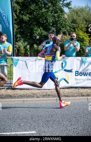 Sir Mo Farrah a terminé quatrième de sa dernière course compétitive à la Great North Run 2023 Banque D'Images