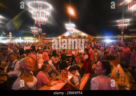 Dresde, Allemagne. 21 septembre 2023. Les invités célèbrent à l'Oktoberfest de Dresde pour le coup d'envoi. La 9e édition de l’Oktoberfest de Pichmännel aura lieu sur le terrain du festival Rinne Dresden et aura une capacité d’accueil de 50 000 visiteurs du 21 septembre au 7 octobre 2023. Crédit : Robert Michael/dpa/ZB/dpa/Alamy Live News Banque D'Images