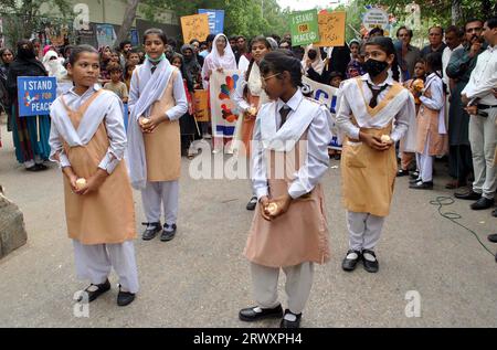 Les membres du Forum des citoyens d'Hyderabad organisent une marche pour la paix à l'occasion de la Journée internationale de la paix, au club de presse d'Hyderabad le jeudi 21 septembre 2023. Banque D'Images