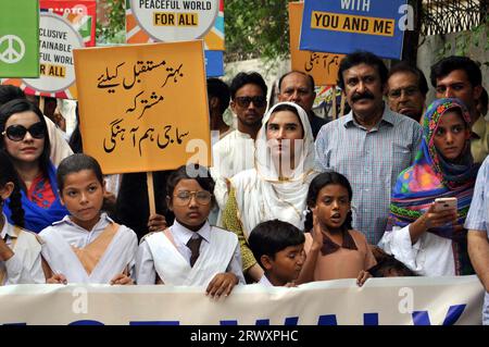 Les membres du Forum des citoyens d'Hyderabad organisent une marche pour la paix à l'occasion de la Journée internationale de la paix, au club de presse d'Hyderabad le jeudi 21 septembre 2023. Banque D'Images