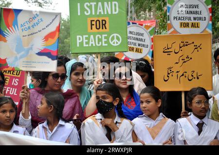 Les membres du Forum des citoyens d'Hyderabad organisent une marche pour la paix à l'occasion de la Journée internationale de la paix, au club de presse d'Hyderabad le jeudi 21 septembre 2023. Banque D'Images