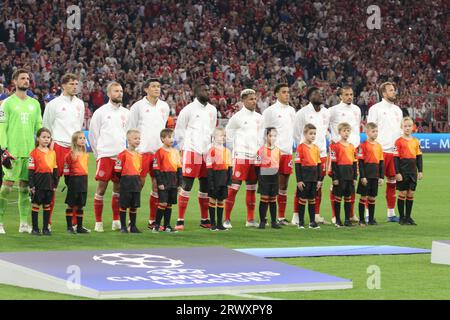 MUNICH, Allemagne. , . FC BAYERN MUENCHEN line up, 26 Sven ULREICH, Keeper, 2 Dayot UPAMECANO, 3 Minjae KIM, 6 Joshua KIMMICH, 7 Serge GNABRY, 8 Leon GORETZKA, 9 Harry KANE, 10 Leroy SANÉ, 19 Alphonso DAVIS, 27 Konrad LAIMER, lors de l'UEFA Champions League Goup Un match entre le FC BAYERN Muenchen et MANCHESTER-UNITED à l'Allianz Arena, le stade de Munich le 20 septembre. In Muenchen (photo Arthur THILL/ATP Images) (THILL Arthur/ATP/SPP) crédit : SPP Sport Press photo. /Alamy Live News Banque D'Images