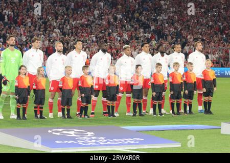 MUNICH, Allemagne. , . FC BAYERN MUENCHEN line up, 26 Sven ULREICH, Keeper, 2 Dayot UPAMECANO, 3 Minjae KIM, 6 Joshua KIMMICH, 7 Serge GNABRY, 8 Leon GORETZKA, 9 Harry KANE, 10 Leroy SANÉ, 19 Alphonso DAVIS, 27 Konrad LAIMER, lors de l'UEFA Champions League Goup Un match entre le FC BAYERN Muenchen et MANCHESTER-UNITED à l'Allianz Arena, le stade de Munich le 20 septembre. In Muenchen (photo Arthur THILL/ATP Images) (THILL Arthur/ATP/SPP) crédit : SPP Sport Press photo. /Alamy Live News Banque D'Images