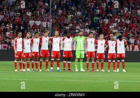 MUNICH, Allemagne. , . FC BAYERN MUENCHEN line up, 26 Sven ULREICH, Keeper, 2 Dayot UPAMECANO, 3 Minjae KIM, 6 Joshua KIMMICH, 7 Serge GNABRY, 8 Leon GORETZKA, 9 Harry KANE, 10 Leroy SANÉ, 19 Alphonso DAVIS, 27 Konrad LAIMER, lors de l'UEFA Champions League Goup Un match entre le FC BAYERN Muenchen et MANCHESTER-UNITED à l'Allianz Arena, le stade de Munich le 20 septembre. In Muenchen (photo Arthur THILL/ATP Images) (THILL Arthur/ATP/SPP) crédit : SPP Sport Press photo. /Alamy Live News Banque D'Images