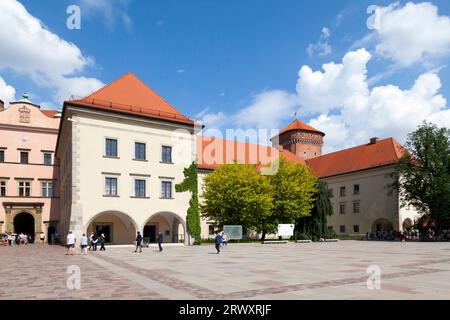 Cracovie, Pologne - juin 07 2019 : le château de Wawel (polonais : Zamek Królewski na Wawelu) est une résidence de château construite à la demande du roi Casimir III le Banque D'Images