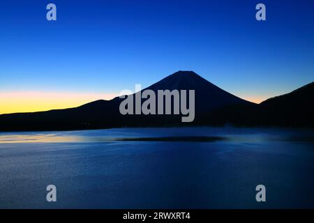 Fuji avant l'aube vu du lac Motosu Banque D'Images