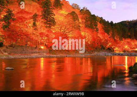 Korankei gorge illuminée de feuilles d'automne Banque D'Images