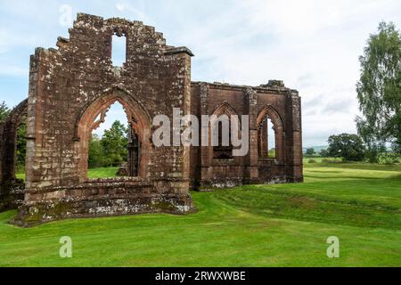 L'église collégiale de Lincluden, connue auparavant sous le nom de Prieuré de Lincluden ou Abbaye de Lincluden, est une maison religieuse en ruine, près de Dumfries. Banque D'Images