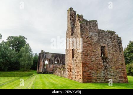 L'église collégiale de Lincluden, connue auparavant sous le nom de Prieuré de Lincluden ou Abbaye de Lincluden, est une maison religieuse en ruine, près de Dumfries. Banque D'Images