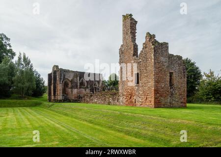 L'église collégiale de Lincluden, connue auparavant sous le nom de Prieuré de Lincluden ou Abbaye de Lincluden, est une maison religieuse en ruine, près de Dumfries. Banque D'Images