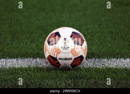 Vue générale d'un ballon de match à l'intérieur du stade avant le match du groupe B de l'UEFA Europa League à l'AMEX, Brighton et Hove. Date de la photo : jeudi 21 septembre 2023. Banque D'Images