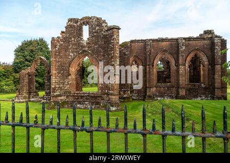 L'église collégiale de Lincluden, connue auparavant sous le nom de Prieuré de Lincluden ou Abbaye de Lincluden, est une maison religieuse en ruine, près de Dumfries. Banque D'Images