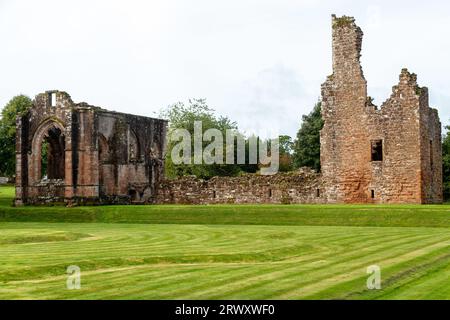 L'église collégiale de Lincluden, connue auparavant sous le nom de Prieuré de Lincluden ou Abbaye de Lincluden, est une maison religieuse en ruine, près de Dumfries. Banque D'Images