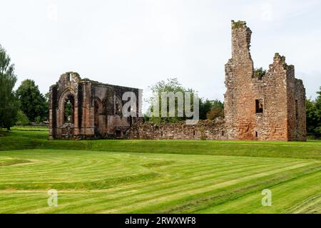 L'église collégiale de Lincluden, connue auparavant sous le nom de Prieuré de Lincluden ou Abbaye de Lincluden, est une maison religieuse en ruine, près de Dumfries. Banque D'Images