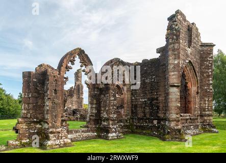 L'église collégiale de Lincluden, connue auparavant sous le nom de Prieuré de Lincluden ou Abbaye de Lincluden, est une maison religieuse en ruine, près de Dumfries. Banque D'Images