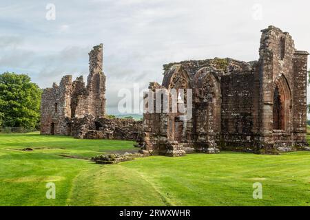 L'église collégiale de Lincluden, connue auparavant sous le nom de Prieuré de Lincluden ou Abbaye de Lincluden, est une maison religieuse en ruine, près de Dumfries. Banque D'Images