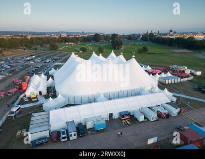 Dresde, Allemagne. 21 septembre 2023. Vue sur le chapiteau dans lequel se déroule l'Oktoberfest de Dresde. La 9e édition de l’Oktoberfest de Pichmännel aura lieu au parc des expositions Rinne Dresden, avec une capacité d’accueil de 50 000 visiteurs du 21 septembre au 7 octobre 2023. (Tourné avec un drone) crédit : Robert Michael/dpa/ZB/dpa/Alamy Live News Banque D'Images