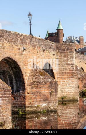 Devorgilla Bridge (ou Old Bridge) est l'un des plus anciens ponts debout d'Écosse. Il enjambe la rivière Nith à Dumfries Banque D'Images