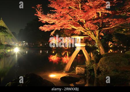 Jardin Kenrokuen illuminé en automne Banque D'Images