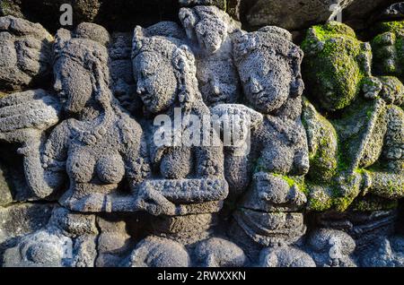 Fragment d'un bas-relief de finition extérieure de temple Borobudur. L'île de Java. Indonésie Banque D'Images