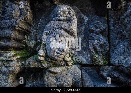 Fragment d'un bas-relief de finition extérieure de temple Borobudur. L'île de Java. Indonésie Banque D'Images