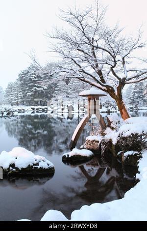 Kenrokuen Kenrokuen dans la neige avec des lanternes Kaji et Kasumigaike Pond, Ishikawa, Japon Banque D'Images